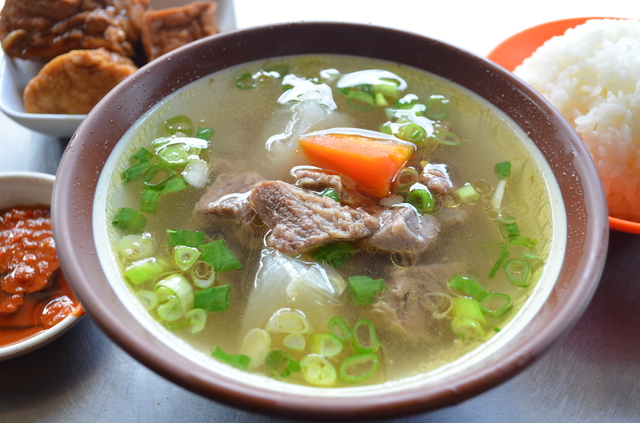 週に３～４日しか店を出さない気まぐれ主人の『牛腩湯』。淡白なスープは朝ごはんにぴったり。80元