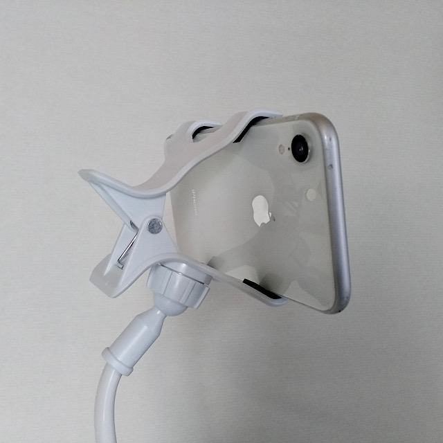 【3COINS　スマホクリップ式ホルダー】クリップの裏側