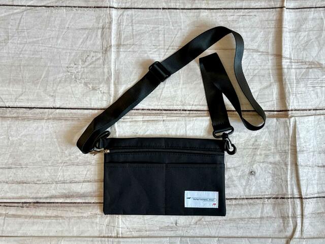 両サイドにDカン付き。ショルダーストラップをつければサコッシュに変身！