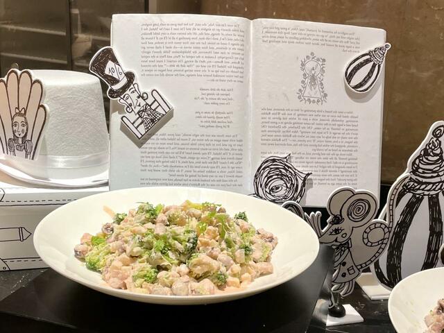 【ヒルトン東京 絵本の国のアリス スイーツビュッフェ】