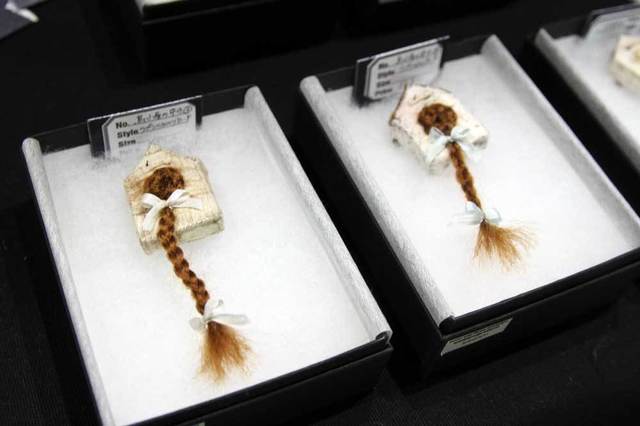 ラプンツェルをモチーフにした「nikibbit」のブローチ。