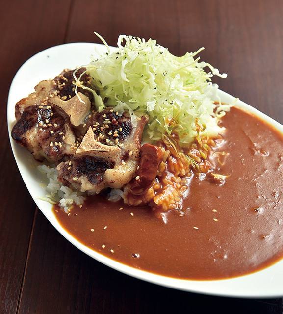 広尾のカレー（広尾）　国産牛テールカレー 1180円（テールトッピング）　スプーンで崩れるほどやわらかくなった牛テール（200円）をプラスした人気の組み合わせ。