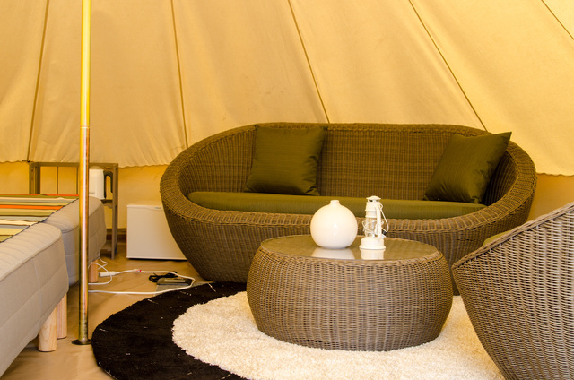 ソファーにベッド、電気ケトルに冷蔵庫まで!