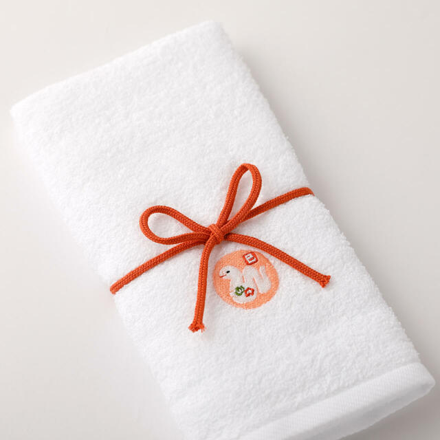 「2025年の干支「へび」のかわいいイラスト入りタオル」【国産ウイスキーやシャンパン入りの豪華なセットも！「紀ノ国屋のお年玉袋」オンラインストアで先行販売！】