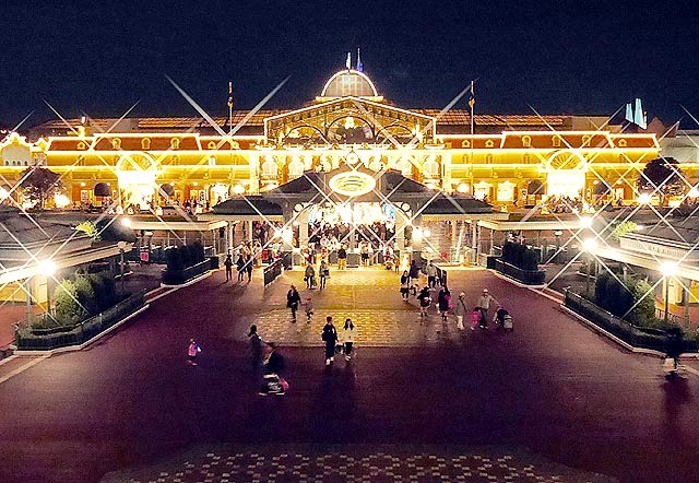 リゾートライン建物から見たエントランス。光の世界への入り口です。©Disney