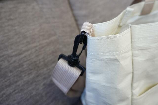 【3COINS マザーズバッグ】プラ製のナスカンで簡単に取り付け・取り外しできる