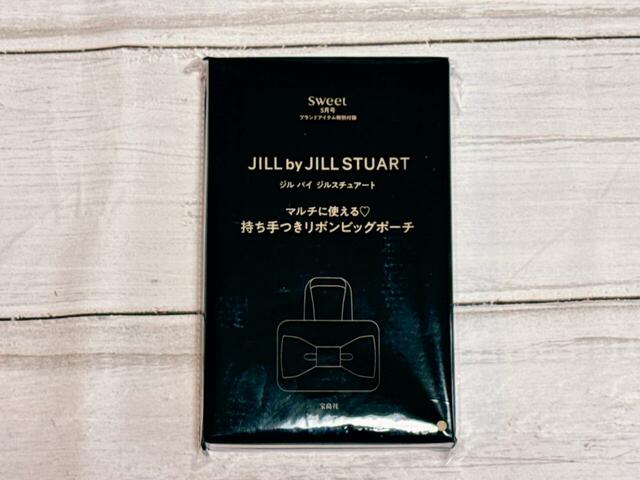 付録は「JILL by JILL STUART（ジル バイ ジルスチュアート）持ち手つきビッグリボンポーチ」