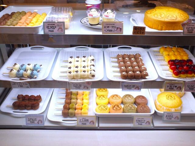 かわいいスイーツがずらりと並んでいます