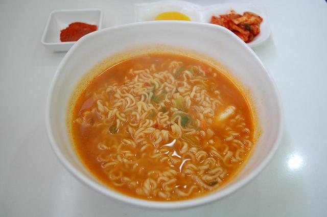 軽食店のラーメンに添えられた白菜キムチ（右上）