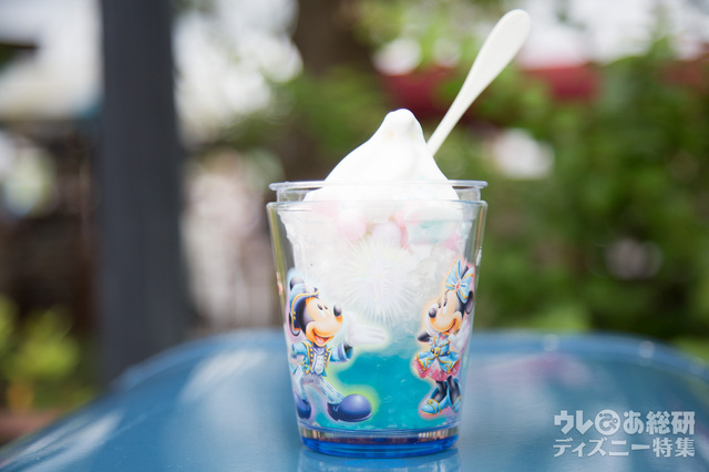 ひんやり美味しいクリーム・シェイブアイス(ブルーゼリー&レモンシロップ)、スーベニアカップ付き ¥860