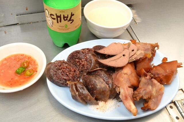 ソウル中央市場の屋台で食べたカジュアルなスンデ（皿の左)