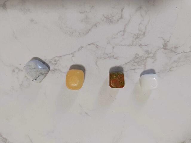 【世界の天然石 ひみつBOX BOOK】優しい色合いで癒し効果も?