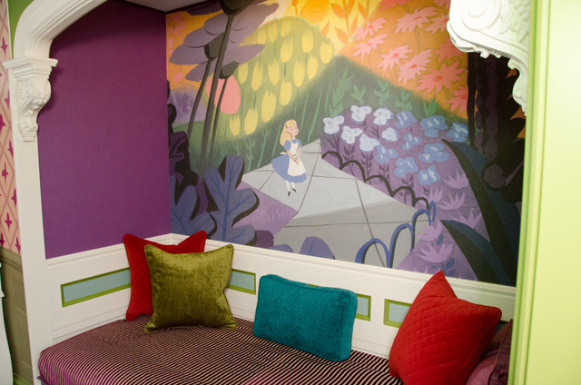 東京ディズニーランドホテル「ディズニーふしぎの国のアリスルーム」©Disney