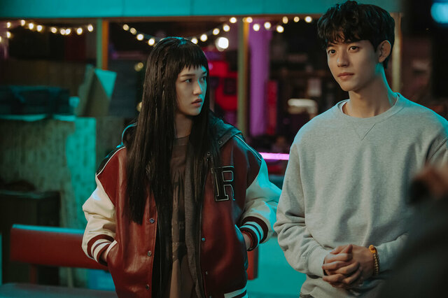 イ・スヒョン（左）、ロモン（右）