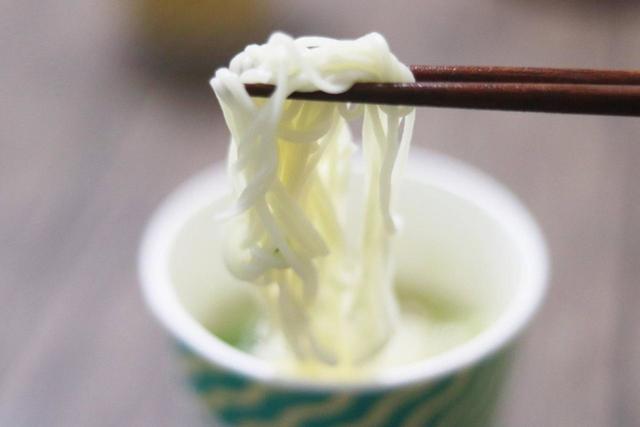 野菜ベースの塩味の麺