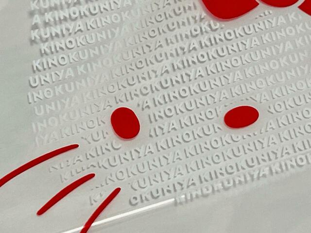 よく見ると、お顔が「KINOKUNIYA」のロゴで構成されています…！【紀ノ国屋 ハローキティ ジッパーバッグ】