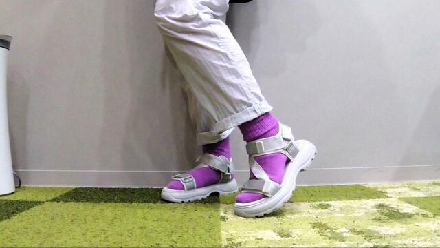 【GU ボリュームソールテープサンダル】靴下とのコーディネートも楽しめます