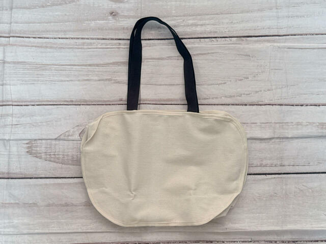 バックは装飾がないシンプルなデザイン