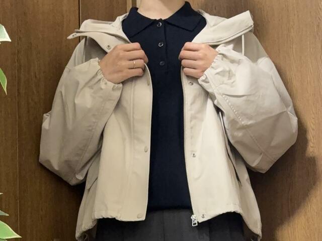 【ユニクロ コットンブレンドショートパーカ】アジャスターを緩めるとストレートなシルエットになります