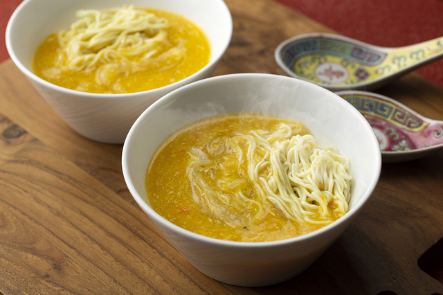 「上海蟹味噌仕立てのフカヒレラーメン（ディナー限定）」＜期間：2025年10月1日～12月19日＞【東京ドームホテルに「海鮮パフェ」や「紅ズワイ蟹」「メロン」など、北海道の魅力溢れるメニューが勢揃い！『北海道グルメブッフェ 2025』開催！】