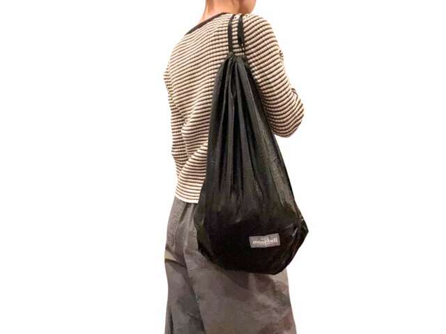 【mont-bell U.L.ナップサック】ワンショルダーのようにして背負うのも、リュックのように背負うのもOK!