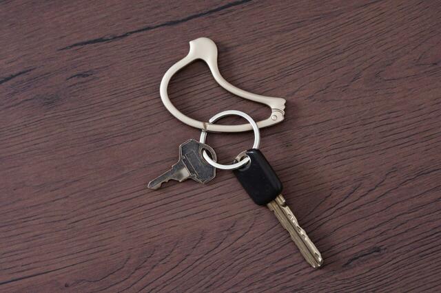 「キーホルダーとしても」<価格:1,500円(税込)>【これは魅力の限定商品!鳩サブレーを連れて歩けるシリコンポーチ「はとっこ」が、2026年8月10日より販売スタート!】