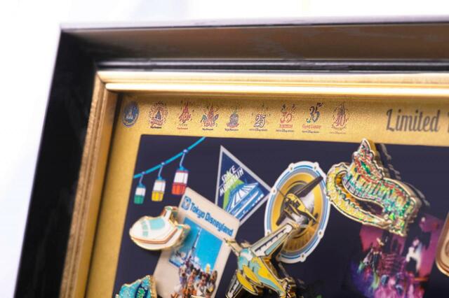 フレーム付きピンバッジセット 30,000円｜フレームサイズ：縦約230mm×横約360mm、ケースサイズ：幅約360mm×奥行き約40mm×高さ約230mm、原産国：中国｜東京ディズニーリゾート40周年“ドリームゴーラウンド”予約販売限定グッズ｜予約販売期間：2023年10月19日（木）～11月12日（日）｜予約販売店舗：東京ディズニーリゾート・アプリ　オンラインショッピング（東京ディズニーランド「グランドエンポーリアム」と東京ディズニーシー「エンポーリオ」にて予約販売商品の展示を行います）｜発送時期：2024年5月下旬以降