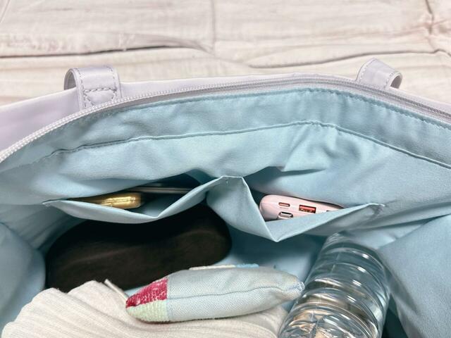 区切りポケットにはイヤホンなどの細々したものを収納