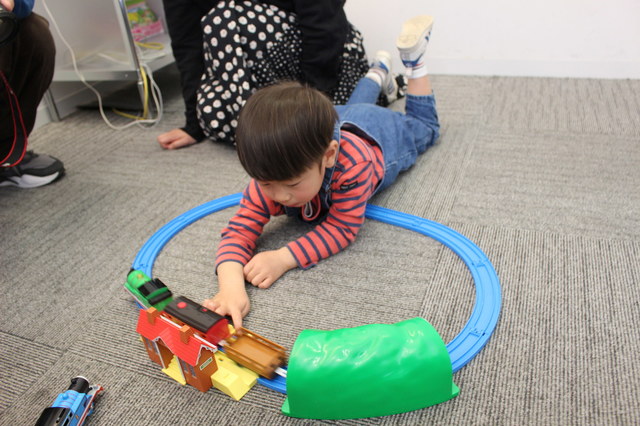 動いているプラレールに夢中