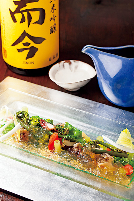 旬菜 おぐら家（池尻大橋）　 山梨の野菜と鳴門の魚 鮑のジュレがけ 2000円　山梨の野菜と鳴門海峡の魚介を彩りよく盛った。鮑のだしからつくったジュレが美しい。