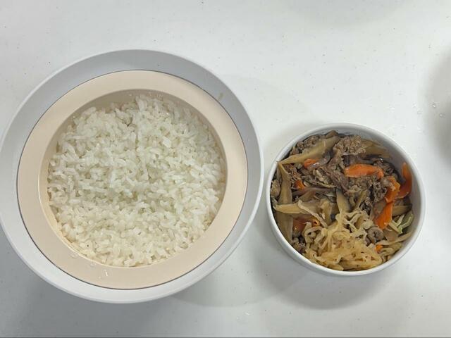 【サンコー 炊き立て丼 ７プレミアム 切干し大根煮 ７プレミアム 牛肉ごぼう】おかずとして食べるのでご飯にはかけずにそのままで