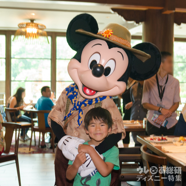 レストラン「ドラゴン・ウィンド」であえる、探検家コスチュームのミッキーマウス｜香港ディズニーランド・リゾート「ディズニー・エクスプローラーズ・ロッジ」