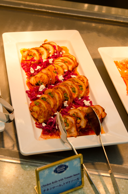 チキンロール、トマトソース|クリスタルパレスレストラン「アナとエルサのフローズンファンタジー」スペシャルブッフェ ©Disney