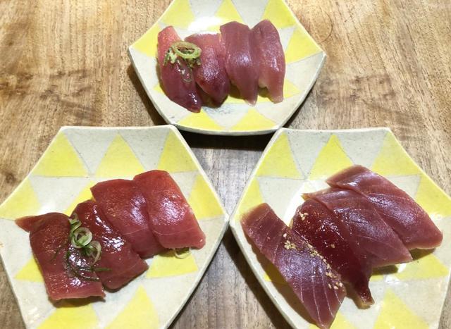 左から時計回りにスシローの「漬けまぐろ（税込132円）」「まぐろ（税込132円）」、くら寿司の「極み熟成 漬けまぐろ（税込110円）」「極み熟成 まぐろ（税込110円）」、はま寿司の「特製漬けまぐろ（税込99円）」「まぐろ（税込99円）」