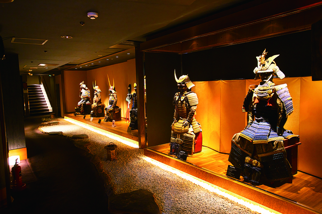 サムライ体験のプロセス3：見学／2階にある日本刀・兜鎧展示・時代別コーナーで展示品を見学できる