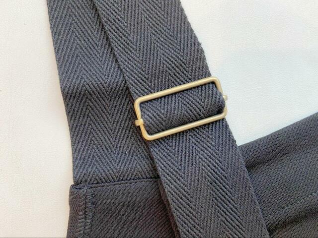 【aquagarage カットツイルジャンパースカート】ベルトで着丈を調節可能。金具は高級感がありしっかりした作りです