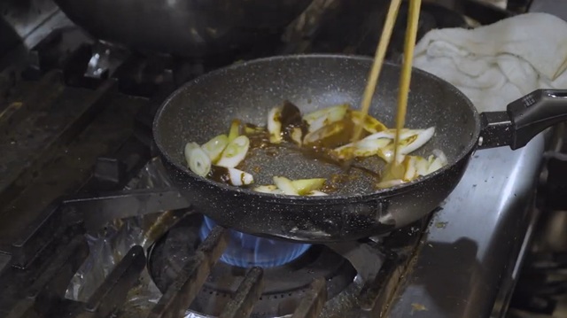 調味料を入れたら混ぜる