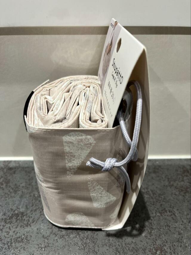 【marna Shupatto 保冷バッグ 20L】両端を引っぱるだけで一気に帯状になり、あとは3回半分に折って丸めるだけ!手のひらサイズになります