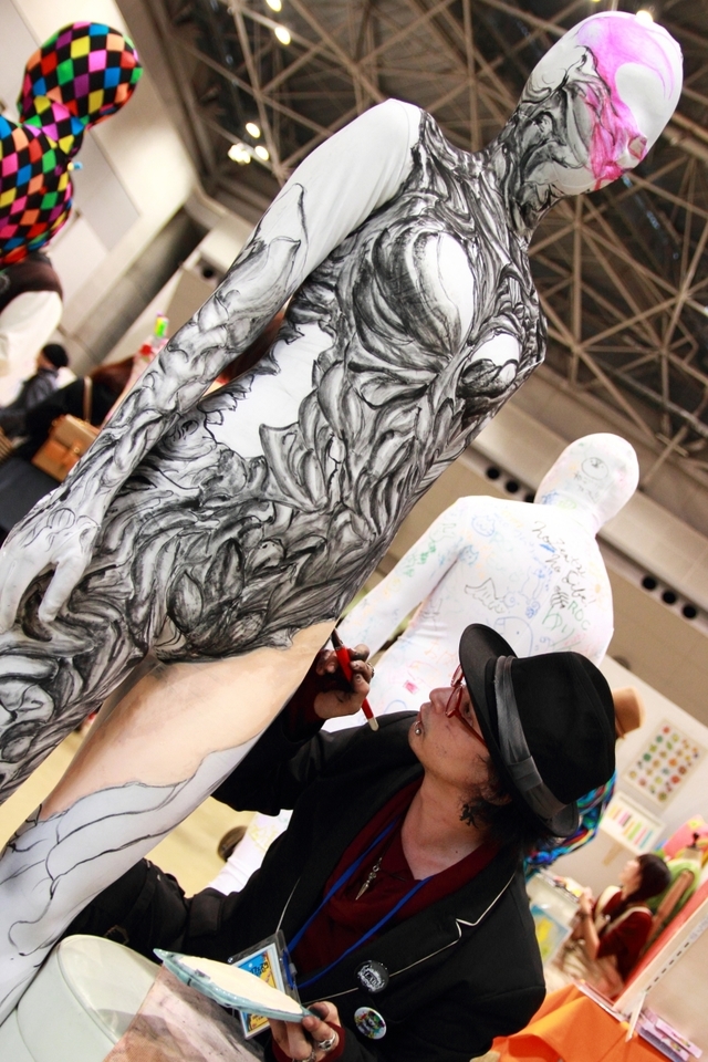 TOKYOZENTAICLUB×イラストレーター・TO-MAによるボディペイント＠デザインフェスタ42