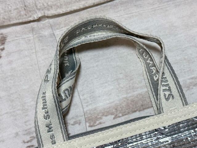 持ち手はハンドバッグとして持てる長さ