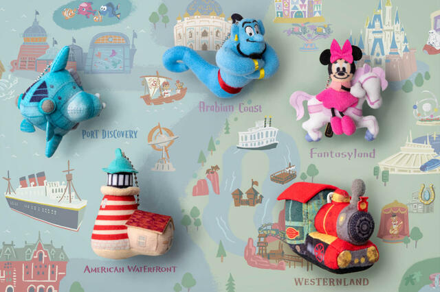 ぬいぐるみチャーム 1,400円｜ミッキーたちが楽しそうに巡っているパークのマップやアイコンをモチーフにしたグッズ｜販売店舗：東京ディズニーランド「グランドエンポーリアム」、東京ディズニーシー「タワー・オブ・テラー・メモラビリア」｜発売日：2024年10月17日（木）