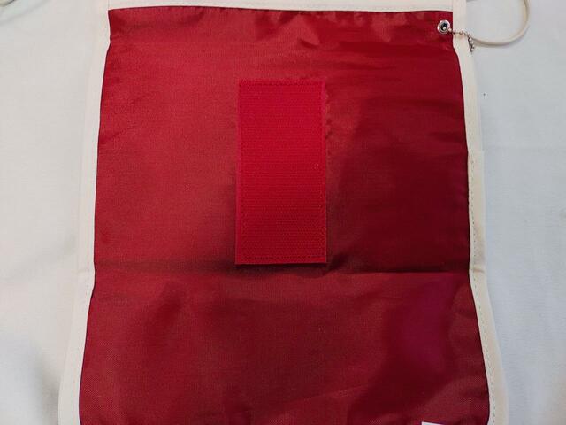 ポーチ中央には、マジックテープつき