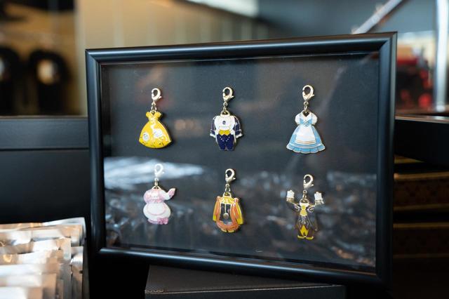 衣装チャーム 1個750円※ランダム封入｜サイズ：チャーム本体HH260㎜（パッケージサイズ：W80㎜×H120㎜）｜劇団四季 ディズニーミュージカル『美女と野獣』東京ディズニーリゾート内舞浜アンフィシアター公演オリジナルグッズ