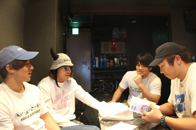 勝俣選手のテキストを読むサウナ部のみなさん。