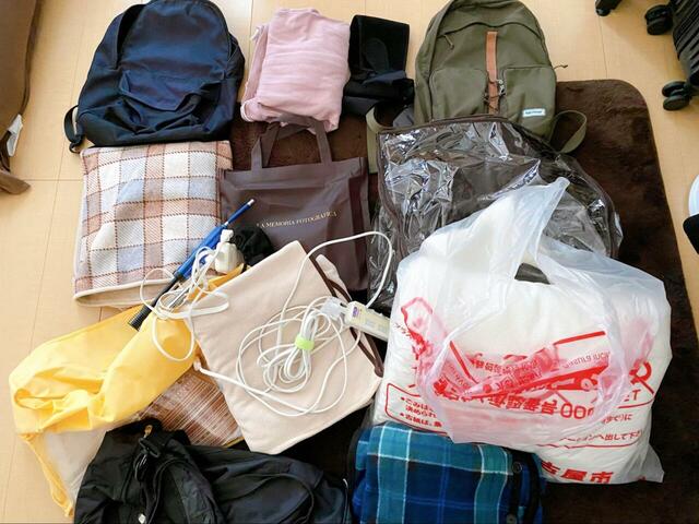 【ビフォー】クローゼット上段の荷物を全部おろしてみました。これを入れてみると…⇒