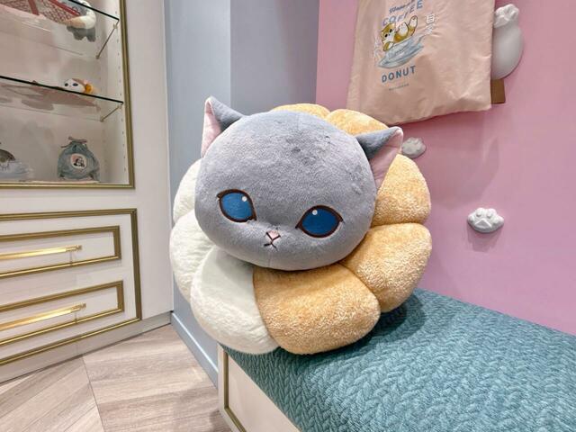 【mofusand TOKYO】特大サイズのにゃんこのぬいぐるみ。こちらを見つめる眼差しがたまりません…!