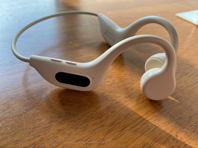 【3COINS 骨伝導ワイヤレスイヤホン】フィット感は顔の骨格や頭の大きさによって個人差がありそう