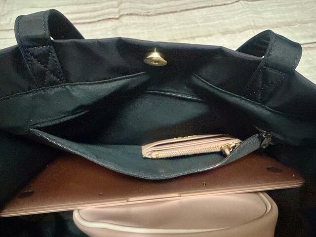 ファスナーポケットには財布をイン！