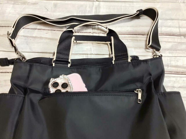 表面の背面ポケットには、よく取り出すスマホを収納