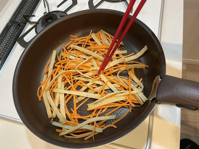 【ちびっこキンパ】韓国おでんとにんじんを3分程度炒めます